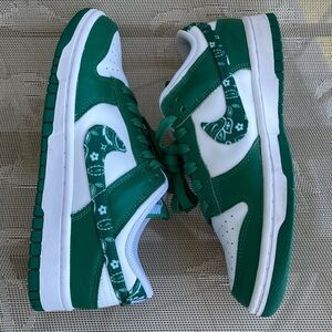 NIKE WOMENS DUNK LOW ‘GREEN PAISLEY’ SIZE 7.5